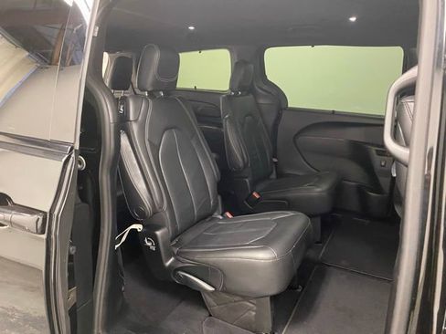 Used 2019 Chrysler Pacifica Touring-L Plus w/ S Appearance Package FWD image 27