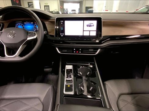 Used 2024 Volkswagen Atlas SE w/ Panoramic Sunroof Package image 14