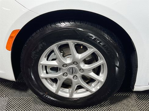 Used 2025 Chrysler Pacifica Select image 29