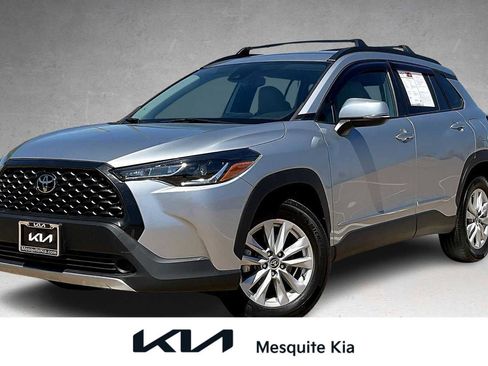 Used 2022 Toyota Corolla Cross LE image 1