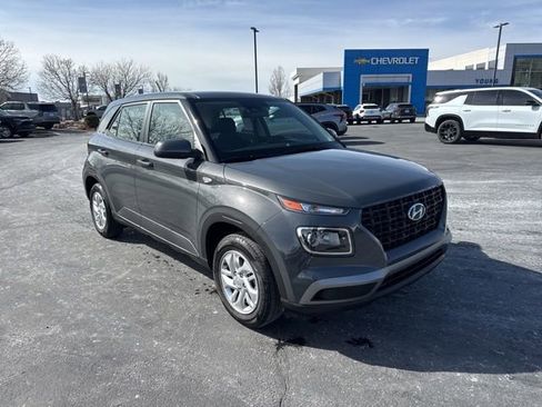 Used 2025 Hyundai Venue SE image 1