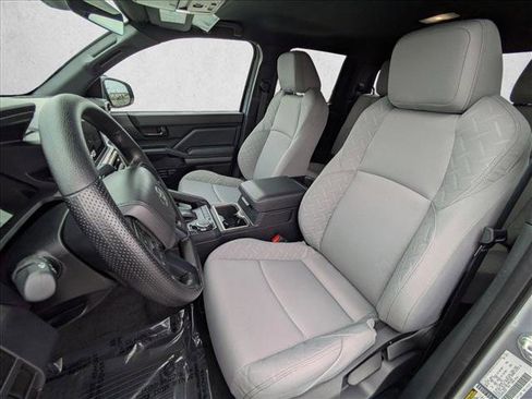 Certified 2025 Toyota Tacoma SR5 AWD/4WD image 15