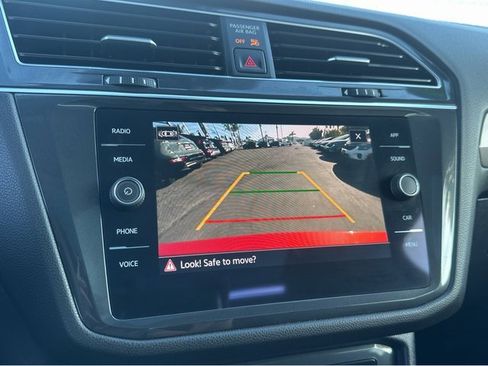 Used 2022 Volkswagen Tiguan SE image 11