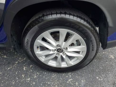 Used 2025 Toyota Corolla Cross LE image 29