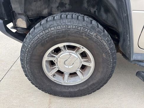 Used 2004 HUMMER H2 w/ Preferred Equipment Group image 9