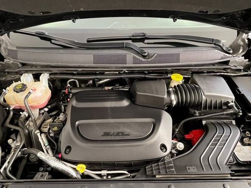 Used 2019 Chrysler Pacifica Touring-L image 18