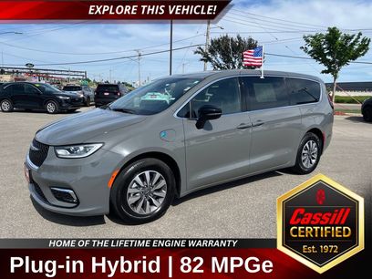 Used 2025 Chrysler Pacifica Select