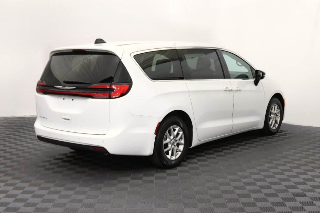 Used 2024 Chrysler Pacifica Touring-L FWD image 8