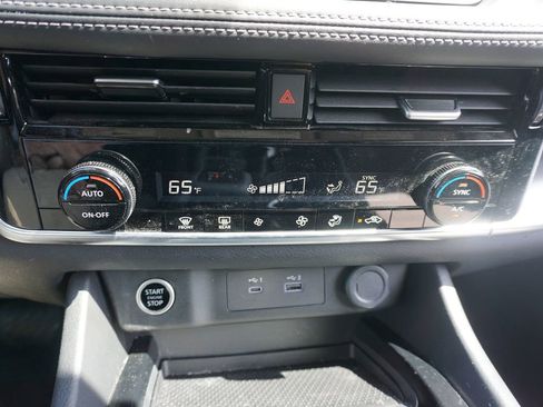 Used 2023 Nissan Rogue SV FWD image 11
