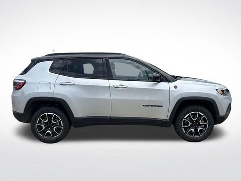 Used 2025 Jeep Compass Trailhawk AWD/4WD image 11