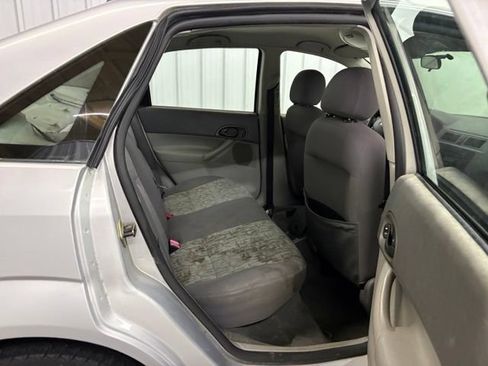Used 2005 Ford Focus ZX4 Sedan FWD image 10