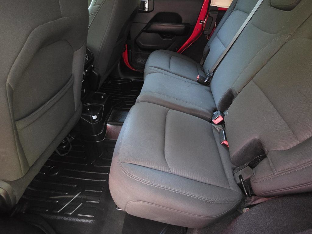 Used 2018 Jeep Wrangler Unlimited Sahara AWD/4WD image 8