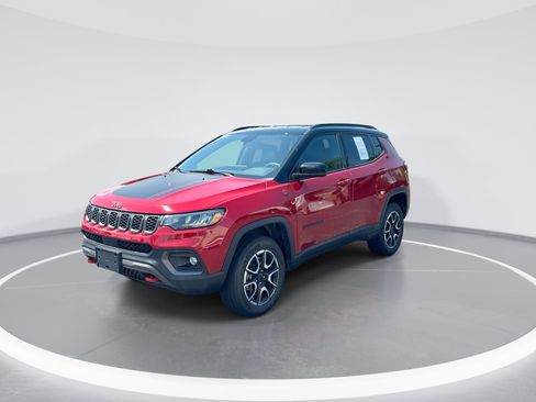 Used 2025 Jeep Compass Trailhawk AWD/4WD image 5