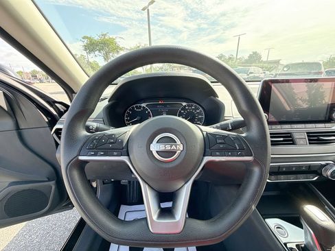 Used 2024 Nissan Altima 2.5 SV FWD image 14
