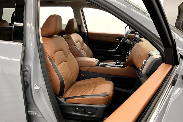 Used 2025 Nissan Pathfinder Platinum w/ Cargo Package FWD image 8