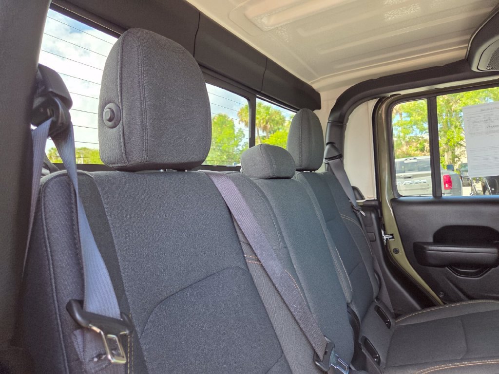 Used 2025 Jeep Gladiator Sport AWD/4WD image 19