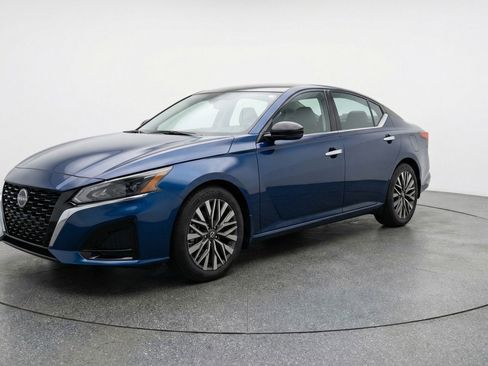 Used 2025 Nissan Altima 2.5 SV image 3