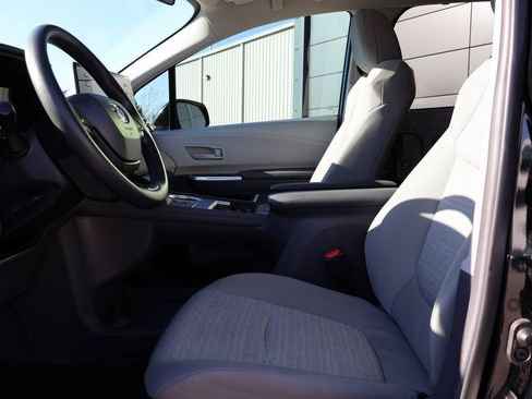 Used 2024 Toyota Sienna LE image 21