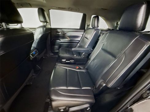 Used 2019 Toyota Highlander XLE AWD/4WD image 11