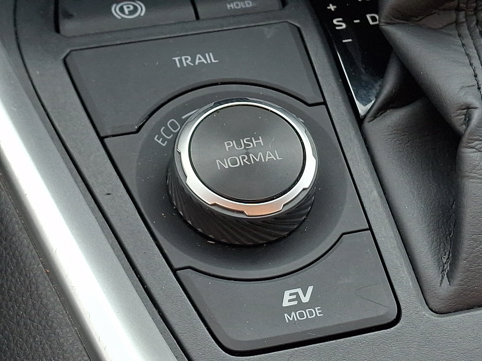 Used 2025 Toyota RAV4 LE AWD/4WD image 23