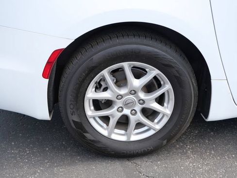 Used 2023 Chrysler Pacifica Touring-L FWD image 5