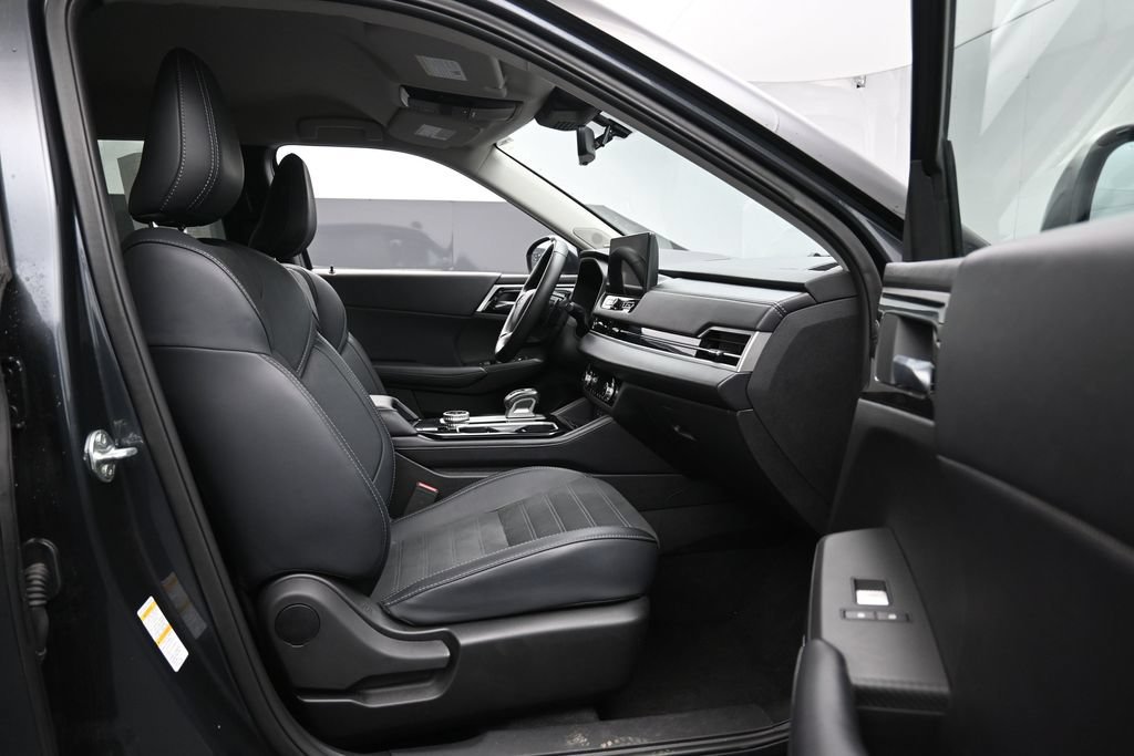 Used 2025 Mitsubishi Outlander AWD image 27