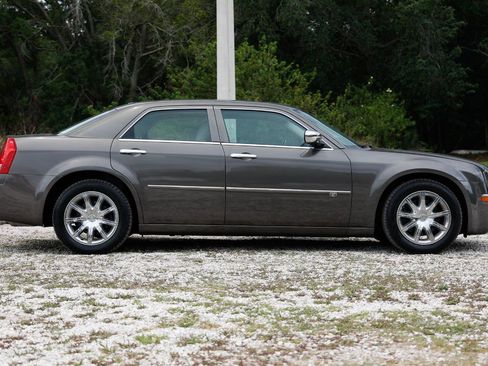 Used 2010 Chrysler 300 C w/ Luxury Group II RWD image 13