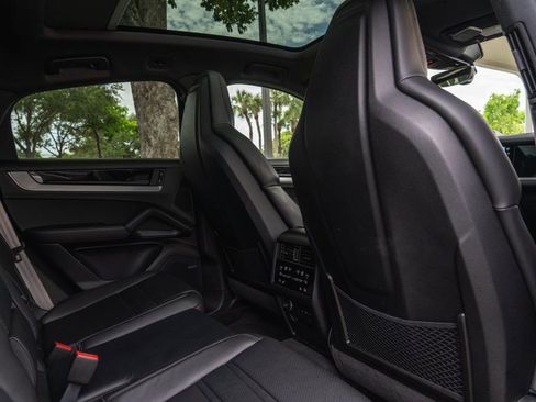 Used 2025 Porsche Cayenne Coupe AWD/4WD image 25
