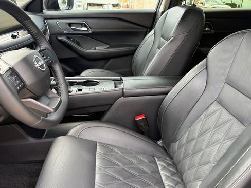 Used 2025 Nissan Rogue Platinum FWD image 10