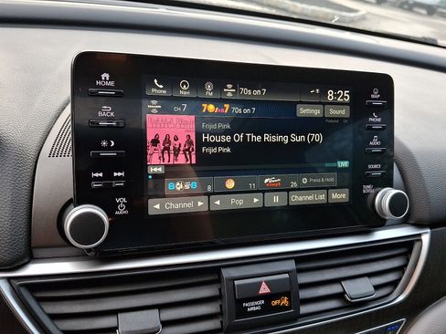 Used 2018 Honda Accord Touring image 18