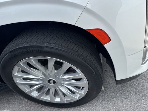 Used 2022 Cadillac Escalade Luxury image 3