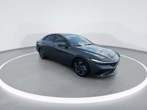 Used 2024 Hyundai Elantra SEL w/ Convenience Package image 2