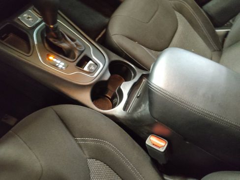 Used 2021 Jeep Cherokee Latitude FWD image 26