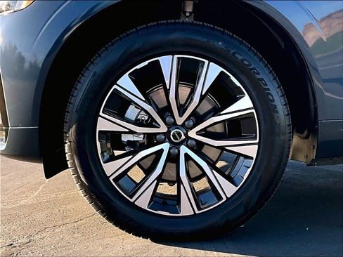 Used 2025 Volvo XC60 B5 Core image 11