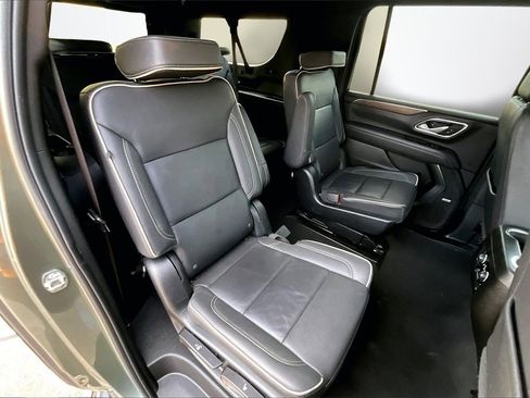 Used 2023 Chevrolet Suburban Premier image 25