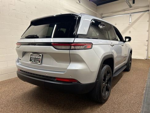 Used 2024 Jeep Grand Cherokee Altitude AWD/4WD image 2