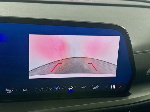 Used 2025 Chevrolet Traverse LT image 23