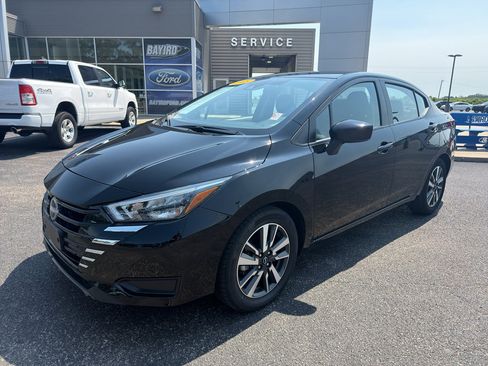 Used 2025 Nissan Versa SV FWD image 2
