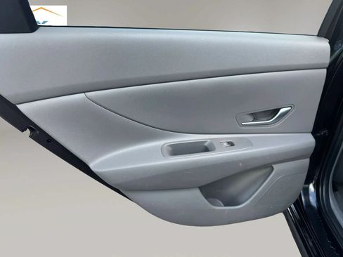 Used 2022 Hyundai Elantra SE FWD image 19