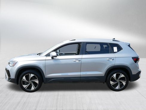Certified 2025 Volkswagen Taos SE w/ Panoramic Sunroof Package AWD/4WD image 4