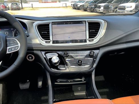 New 2026 Chrysler Pacifica Pinnacle image 7
