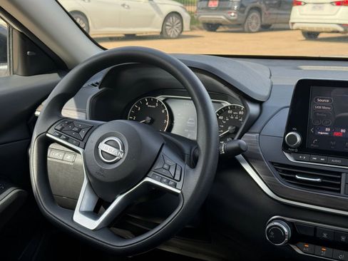 Used 2025 Nissan Altima 2.5 SV FWD image 35