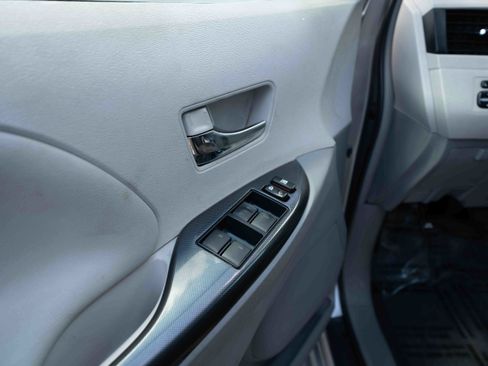 Used 2013 Toyota Sienna SE FWD image 7