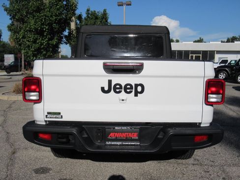 Used 2023 Jeep Gladiator Sport AWD/4WD image 6