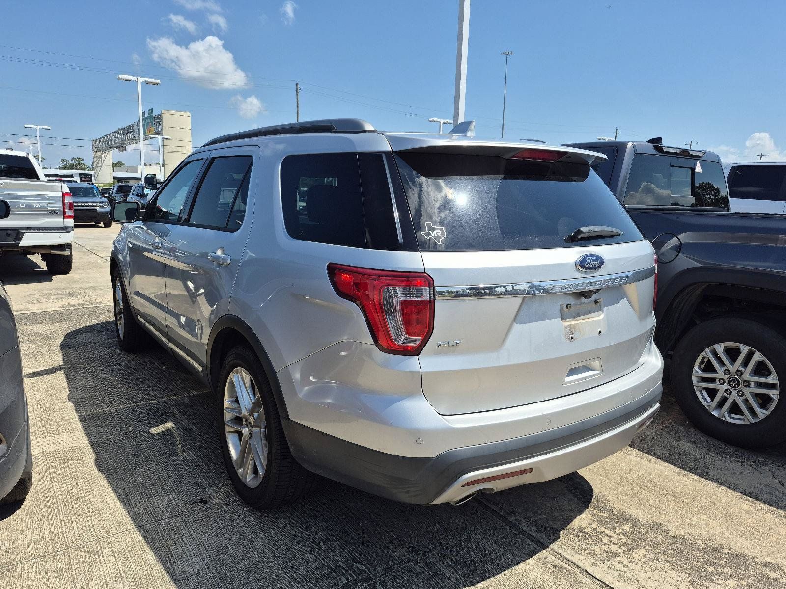 Used 2017 Ford Explorer XLT w/ Equipment Group 202A FWD image 11