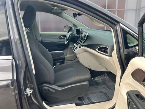 Used 2023 Chrysler Voyager LX image 20