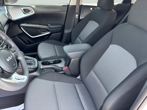 Used 2025 Kia Soul LX w/ LX Technology Package FWD image 25