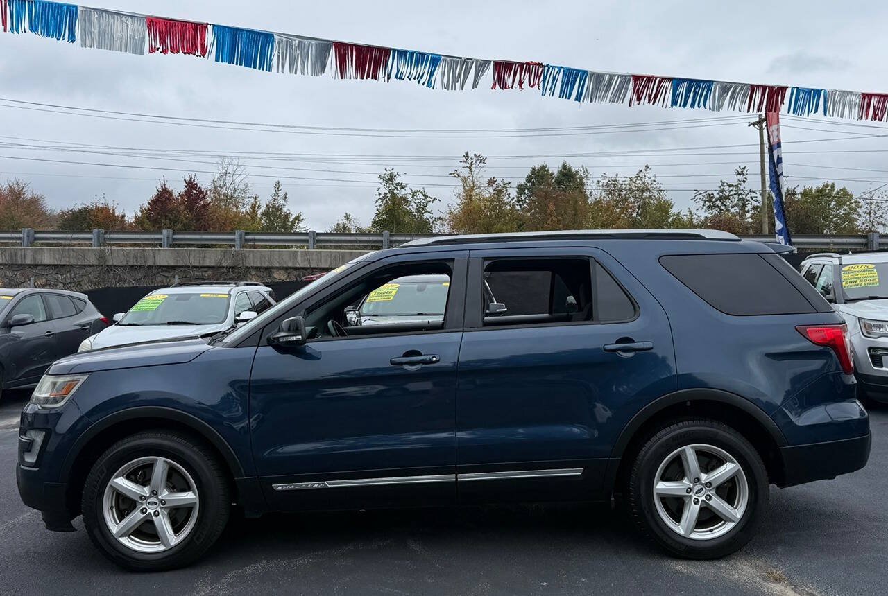 Used 2017 Ford Explorer XLT w/ Equipment Group 201A AWD/4WD image 9