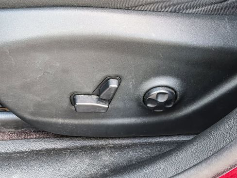 Used 2019 Jeep Cherokee Latitude Plus w/ Cold Weather Group AWD/4WD image 20