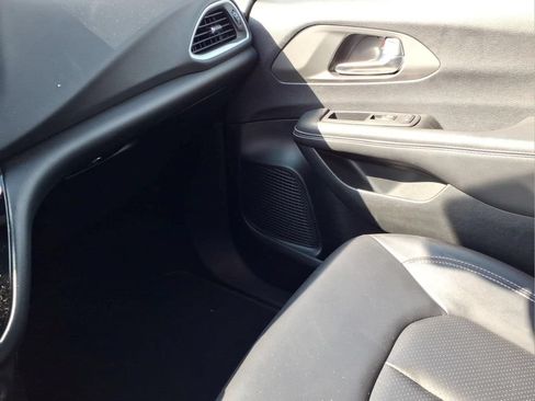 Used 2025 Chrysler Pacifica Select FWD image 23